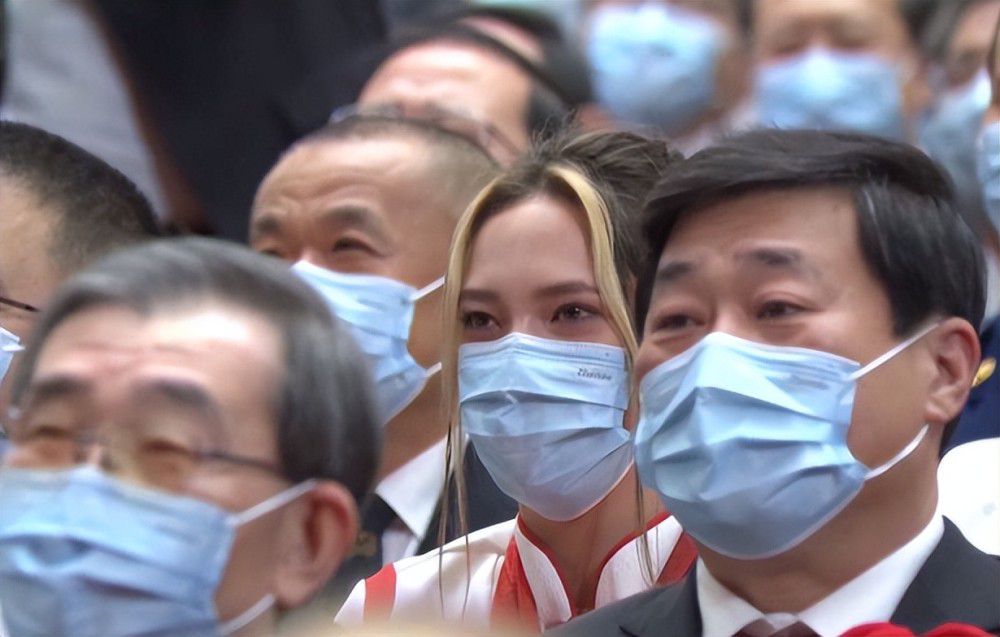 奥利维亚顿时吓出一身冷汗，紧张的问：我刚才说到哪了？。
